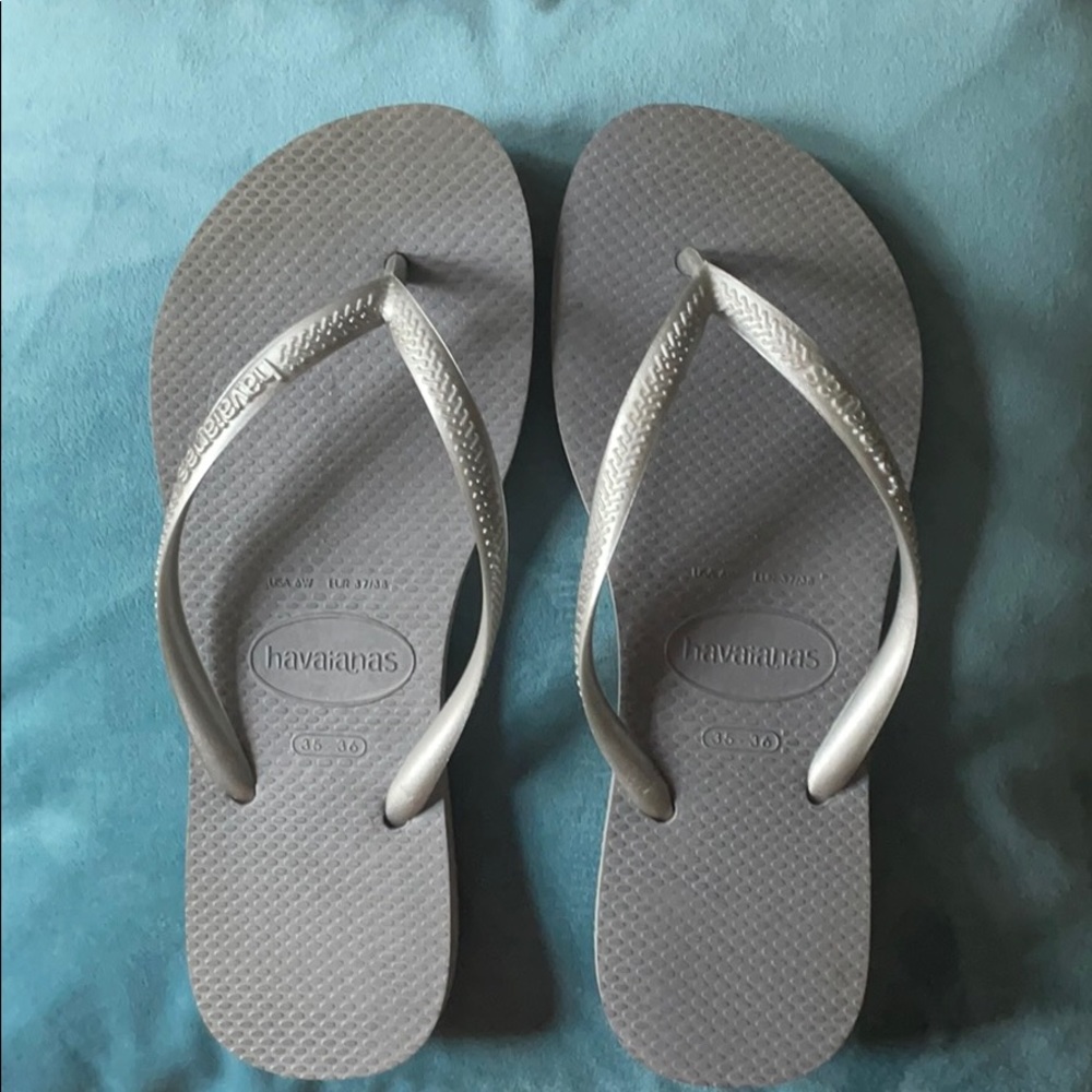 Havaianas SZ 6 Silver Flip Flops 🩴 NWOT